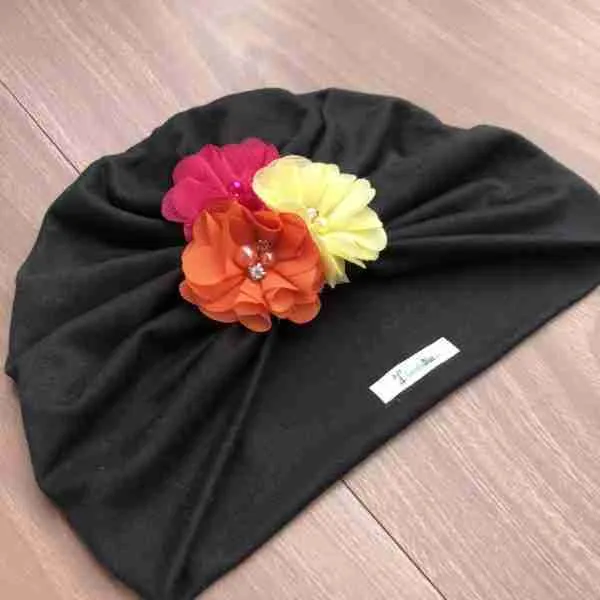 Turbante Negro con 3 Flores Fucsia Amarillo y Anaranjado 2 scaled