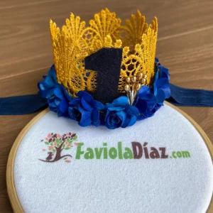 Corona Dorada con Flores Celestes y Azules Kiara - Faviola Díaz
