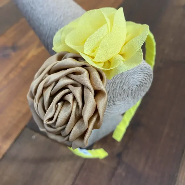 Diadema Amarilla Gioconda con Flores Amarilla y Cafe Claro